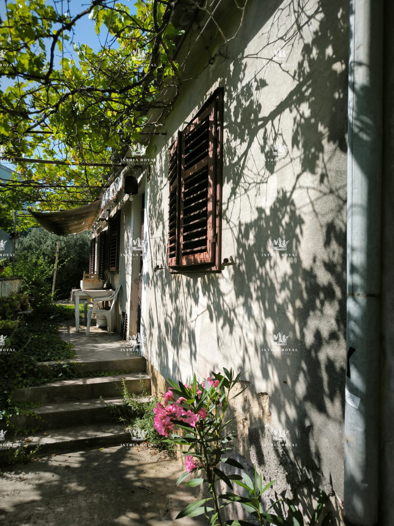 Hiša za obnovo na parceli z vsemi priključki – idealno za družino